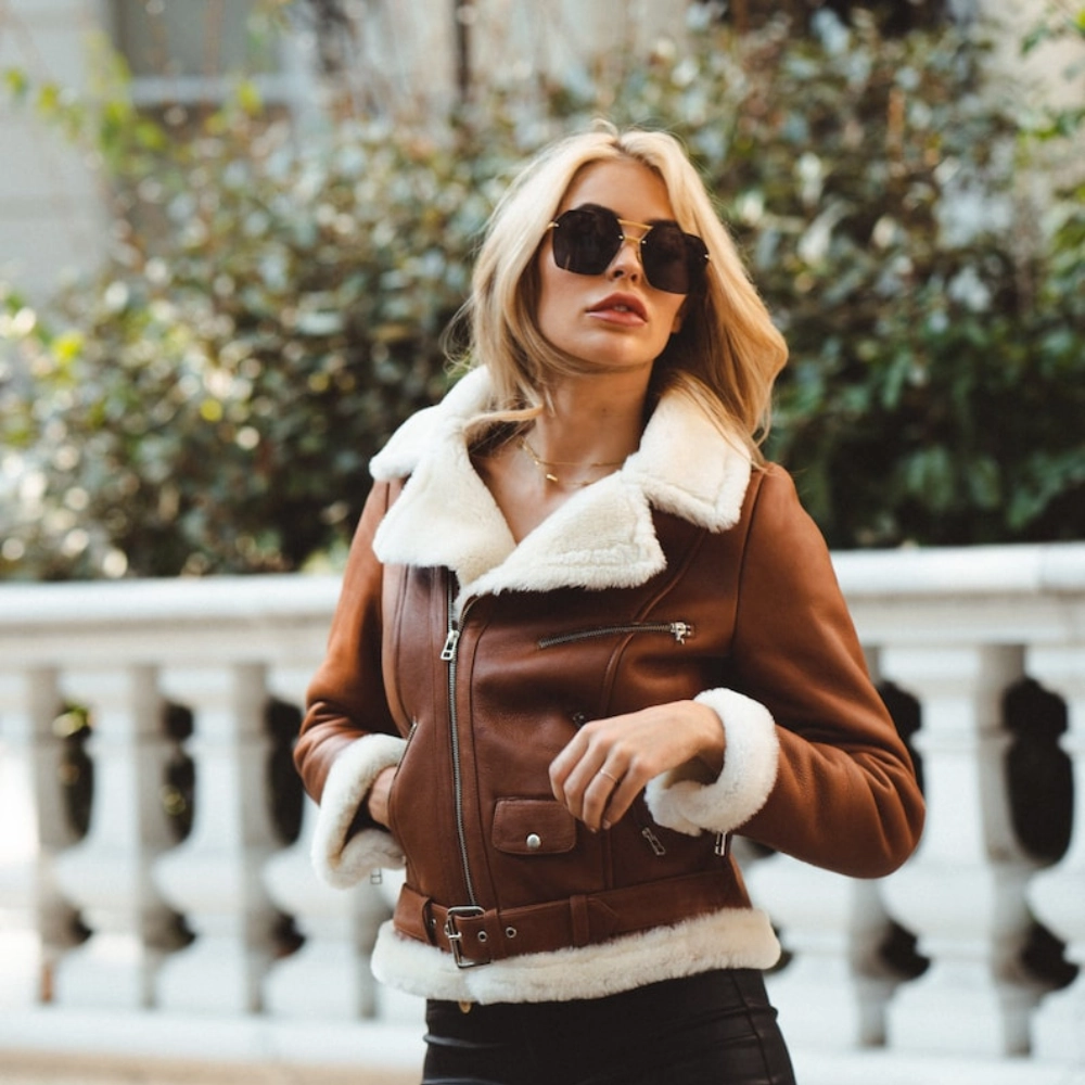 damen-lammfelljacke-braun-mit-weisem-pelzkragen