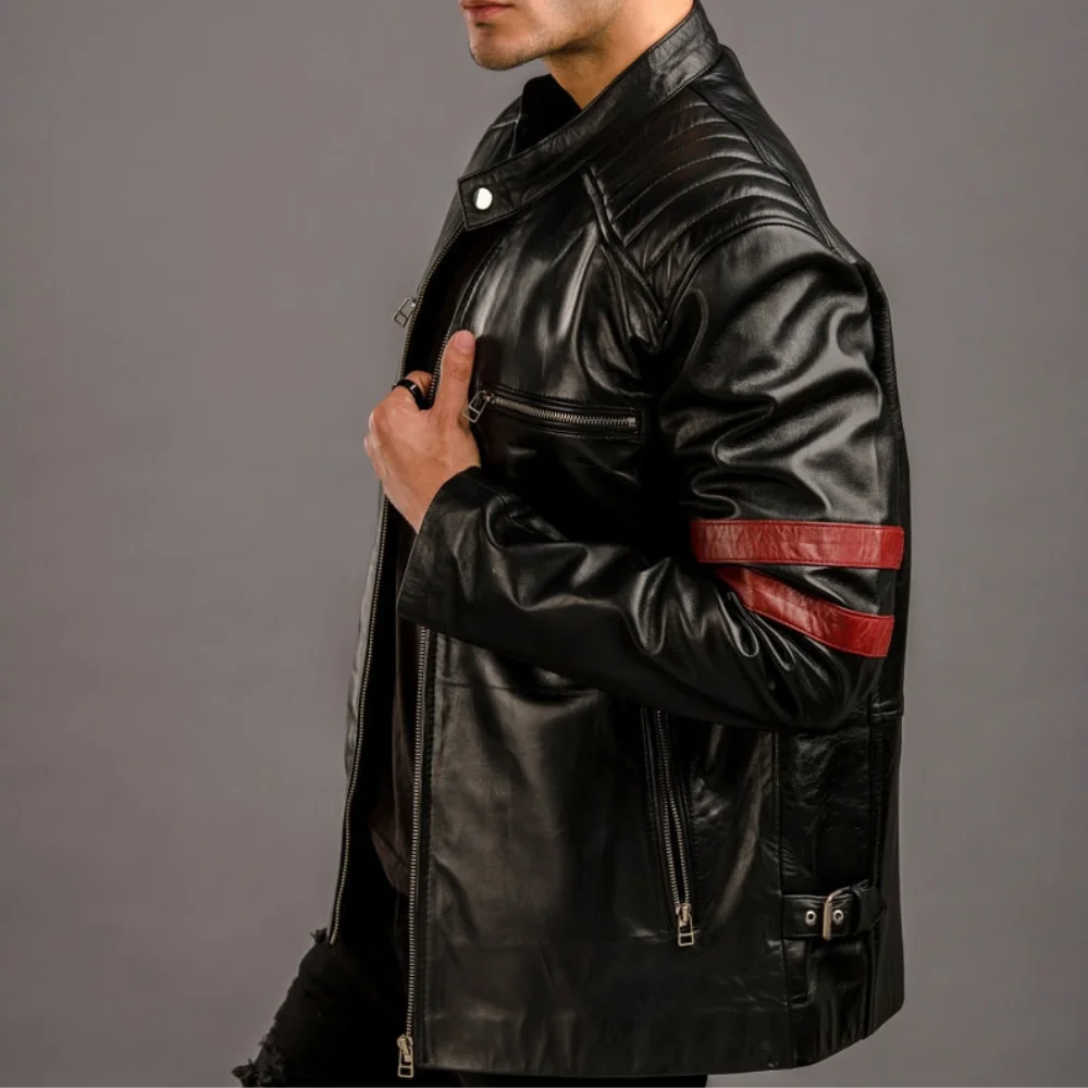 mann-schwarze-lederjacke-mit-roten-streifen-auf-den-schultern