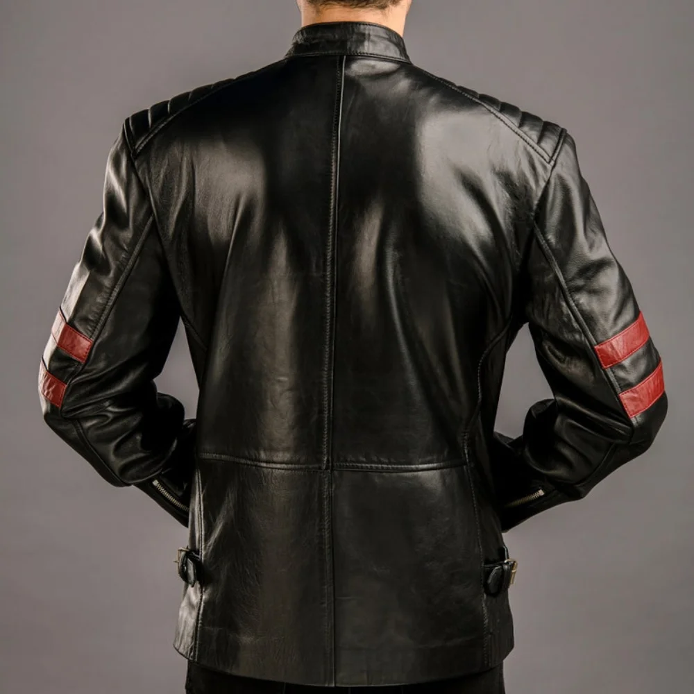 manner-schwarze-lederjacke-mit-roten-streifen-auf-den-schultern