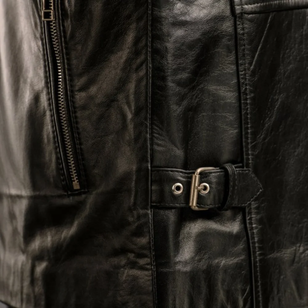 manner-schwarze-lederjacke-mit-roten-streifen-auf-der-schulter