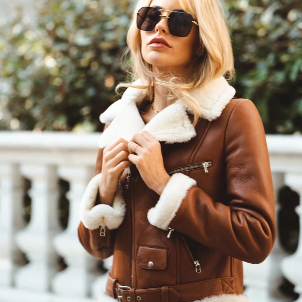 braune-lammfelljacke-fur-damen-mit-weisem-pelzkragen