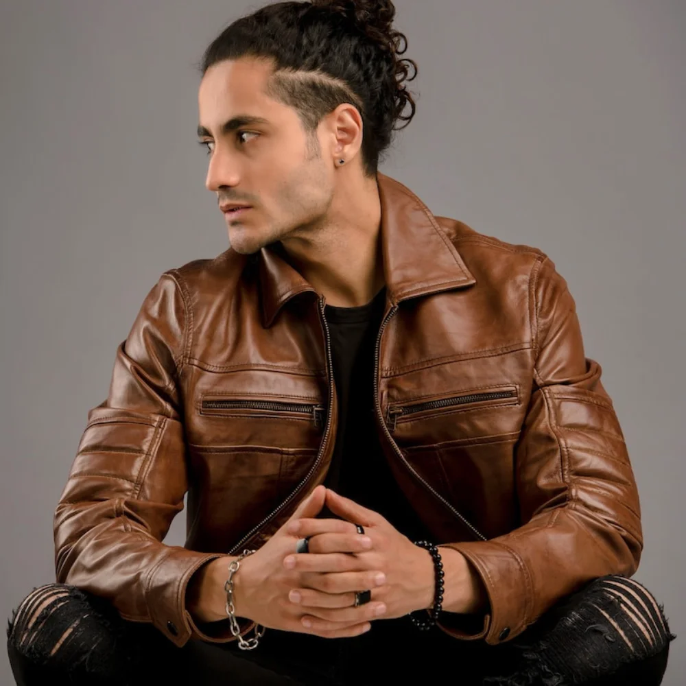 braune-lederjacke-mit-elegantem-kragen