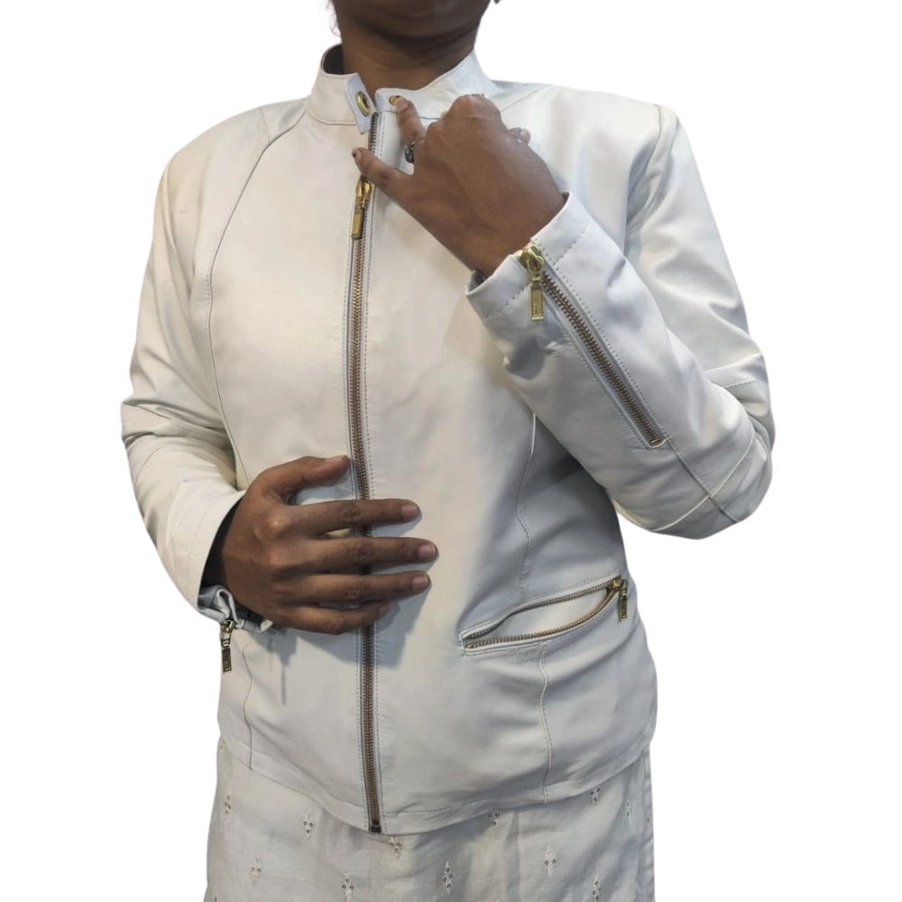 damen-weise-lederjacke-mit-goldfarbenem-zip-und-knopfen