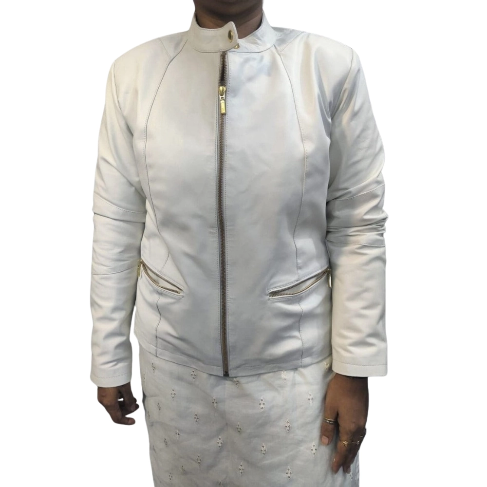 frauen-weise-lederjacke-mit-goldenem-zip-und-knopfen