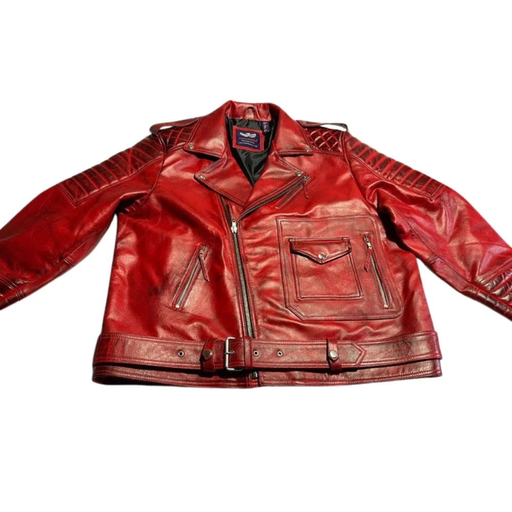manner-rote-lederjacke-mit-gestepptem-stil-schulter