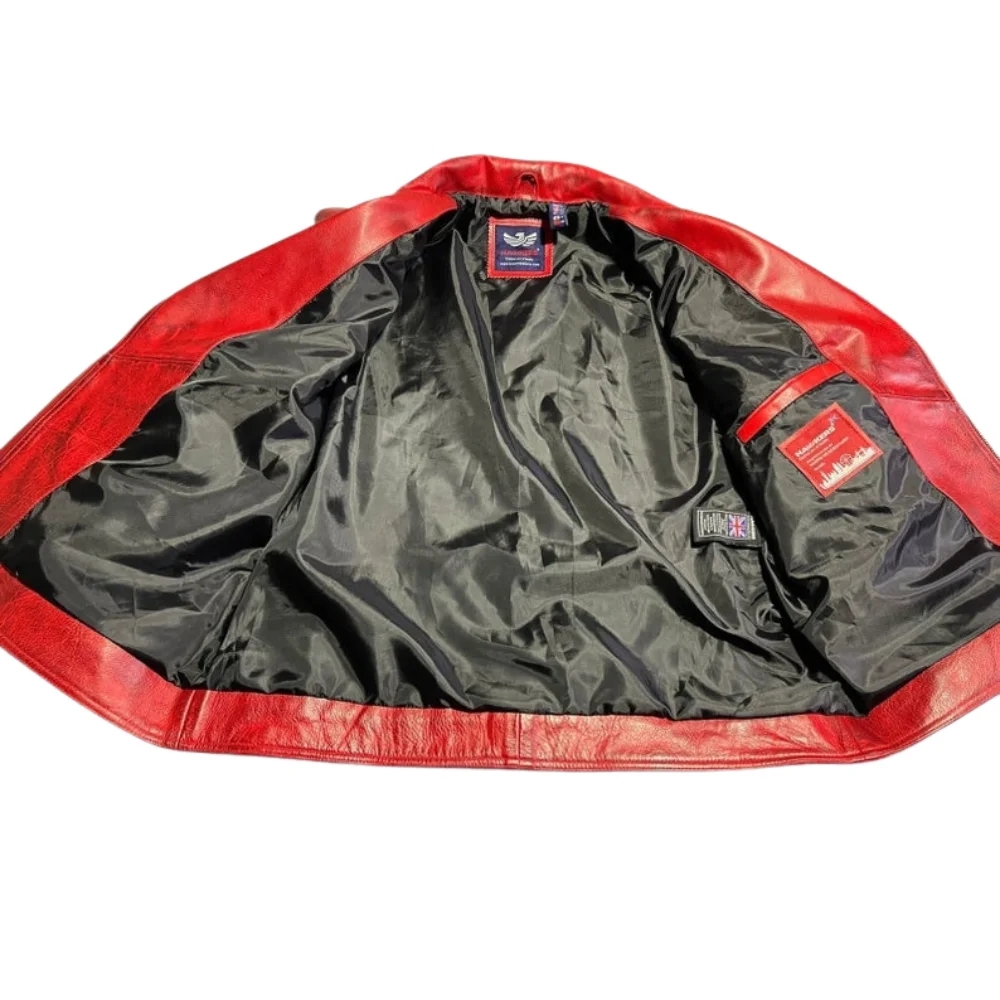 manner-rote-lederjacke-mit-quilted-stil-schulter